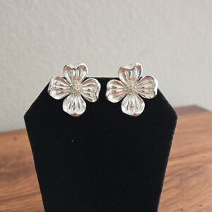 Silver Dogwood Flower Clip-on Earrings - Vtg Estate - NC State Flower
